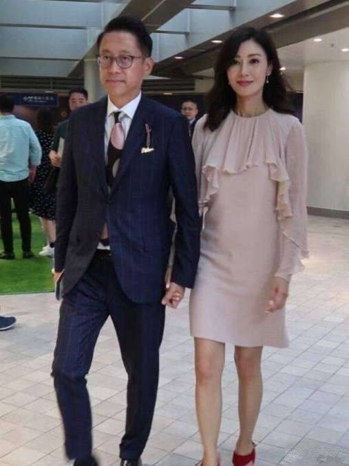 样子|李嘉欣老了回归简单？休闲裤搭配围巾颈纹都盖不住，也敢现身了