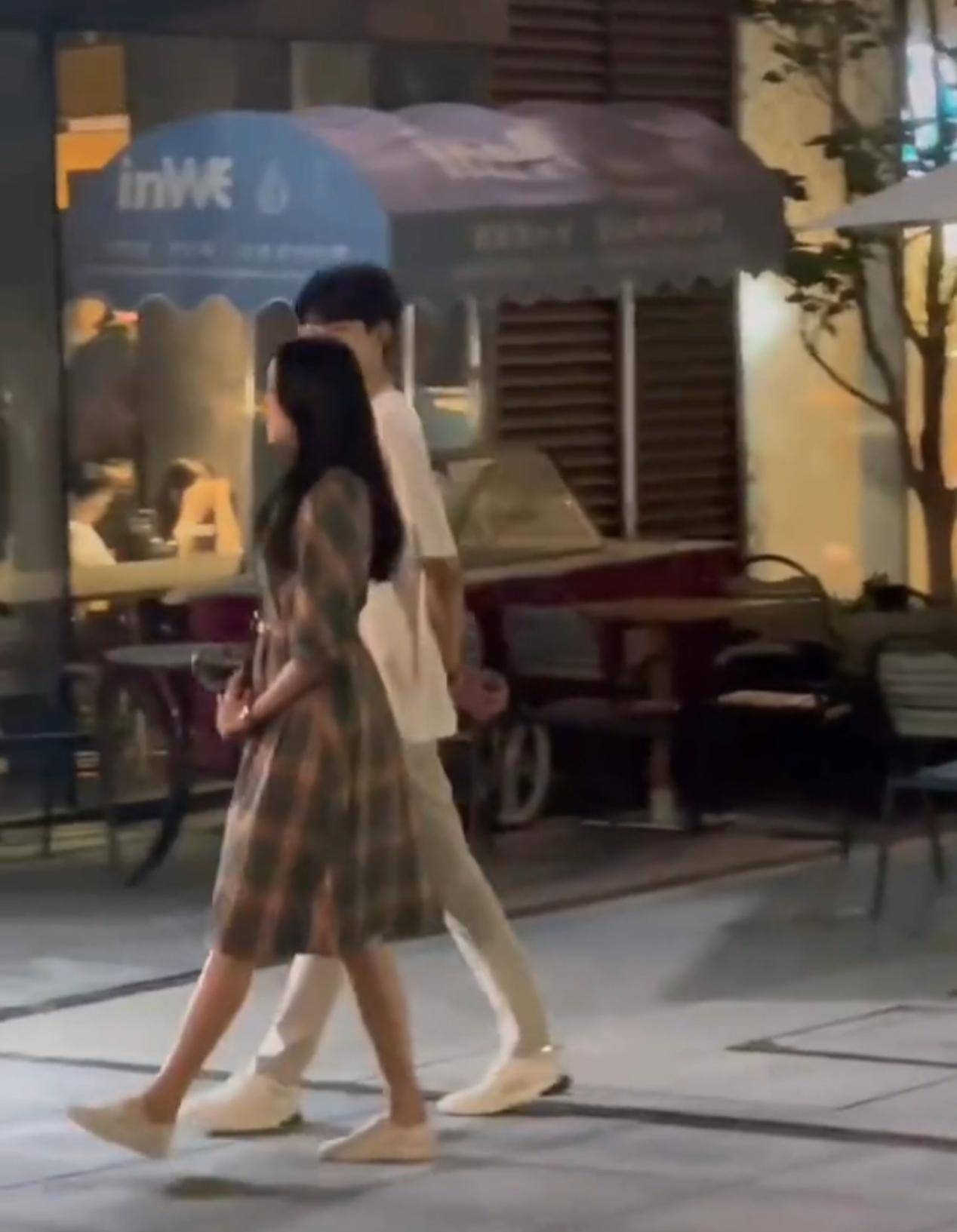 视觉|关晓彤拍戏被偶遇，穿格子裙和187cm林一散步，展现最萌身高差