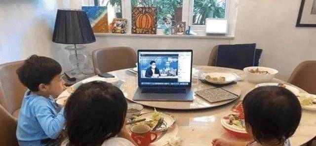 郭晶晶|郭晶晶跟李湘同台斗艳赢了!两大阔太同穿长裙,冠军跟土豪的区别