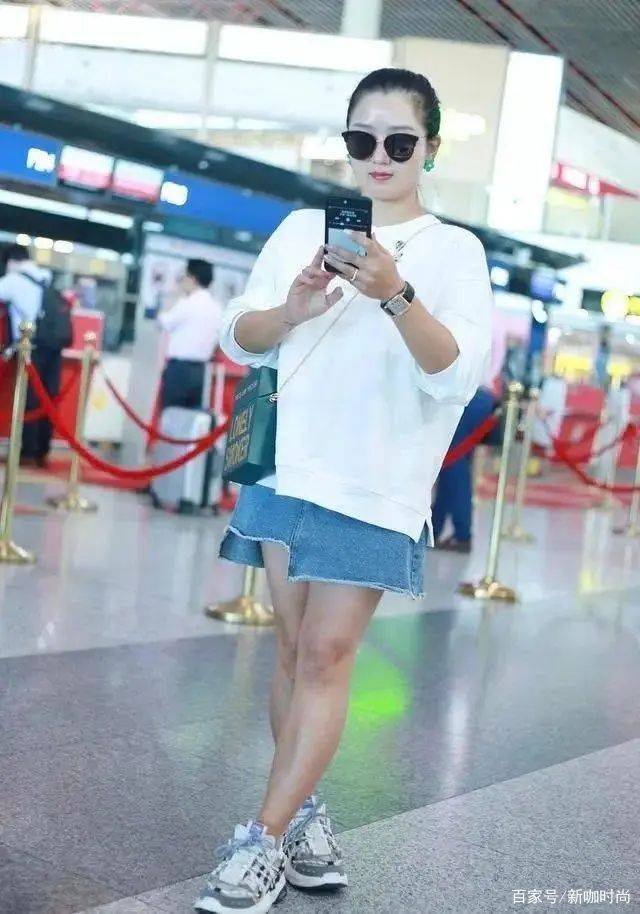显得|何洁又穿错了，宽大白T搭牛仔短裙，短粗腿暴露无遗