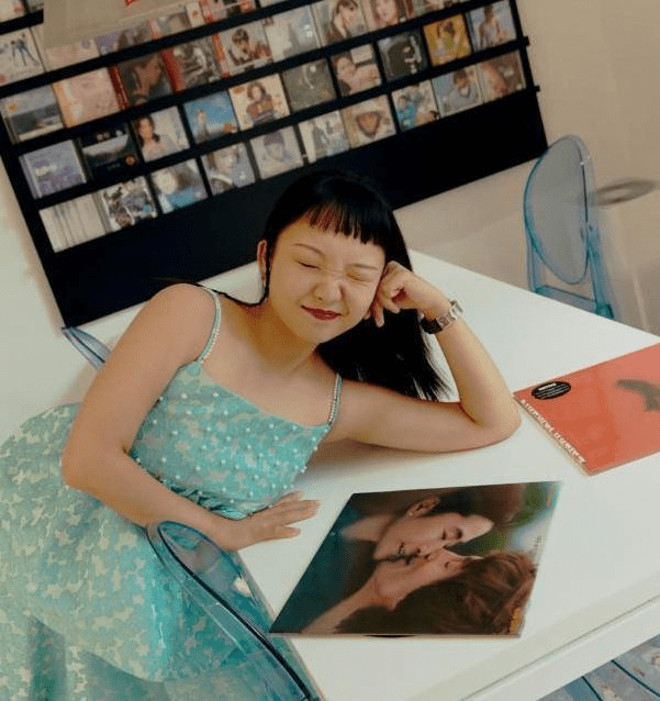 颜色|谁说胖女孩不能穿吊带，辣目洋子穿得时髦又洒脱，130斤依旧自信