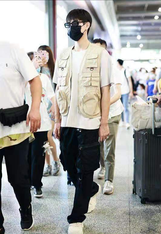 马甲|陈飞宇改中国籍后首次露面，打扮清爽被簇拥装高冷，仨助理排场大
