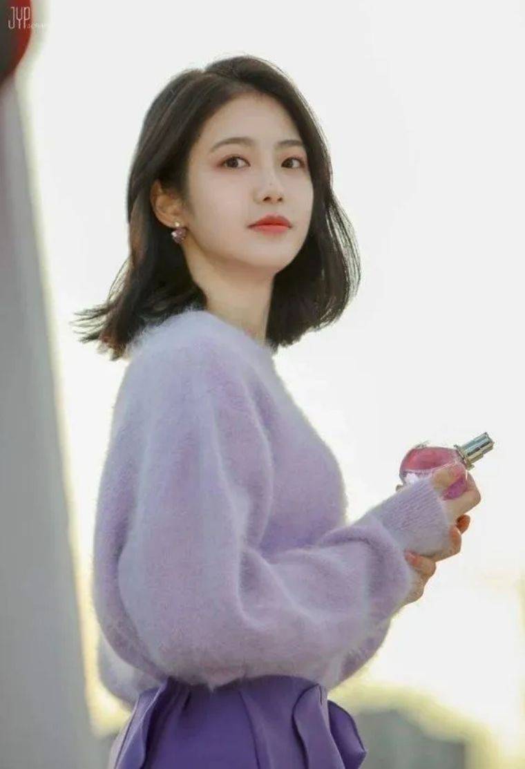 发型|圆脸妹子变美秘籍，巨显脸小的内扣发型真是yyds！