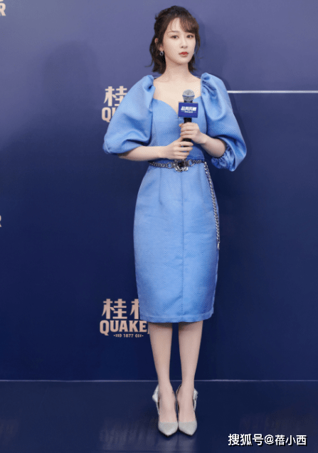 小洞|杨紫在国外看秀美出新高度，穿印花连衣裙领口开个小洞，气质惊艳