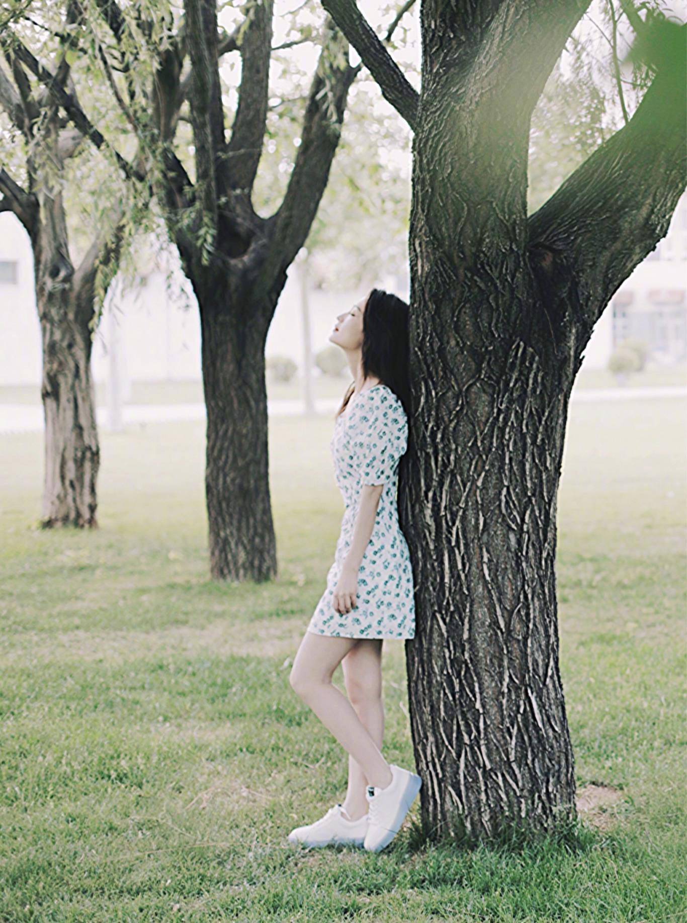 轮廓|李沁垃圾堆旁拍写真，黑色连衣裙轮廓精致，穿出女团风