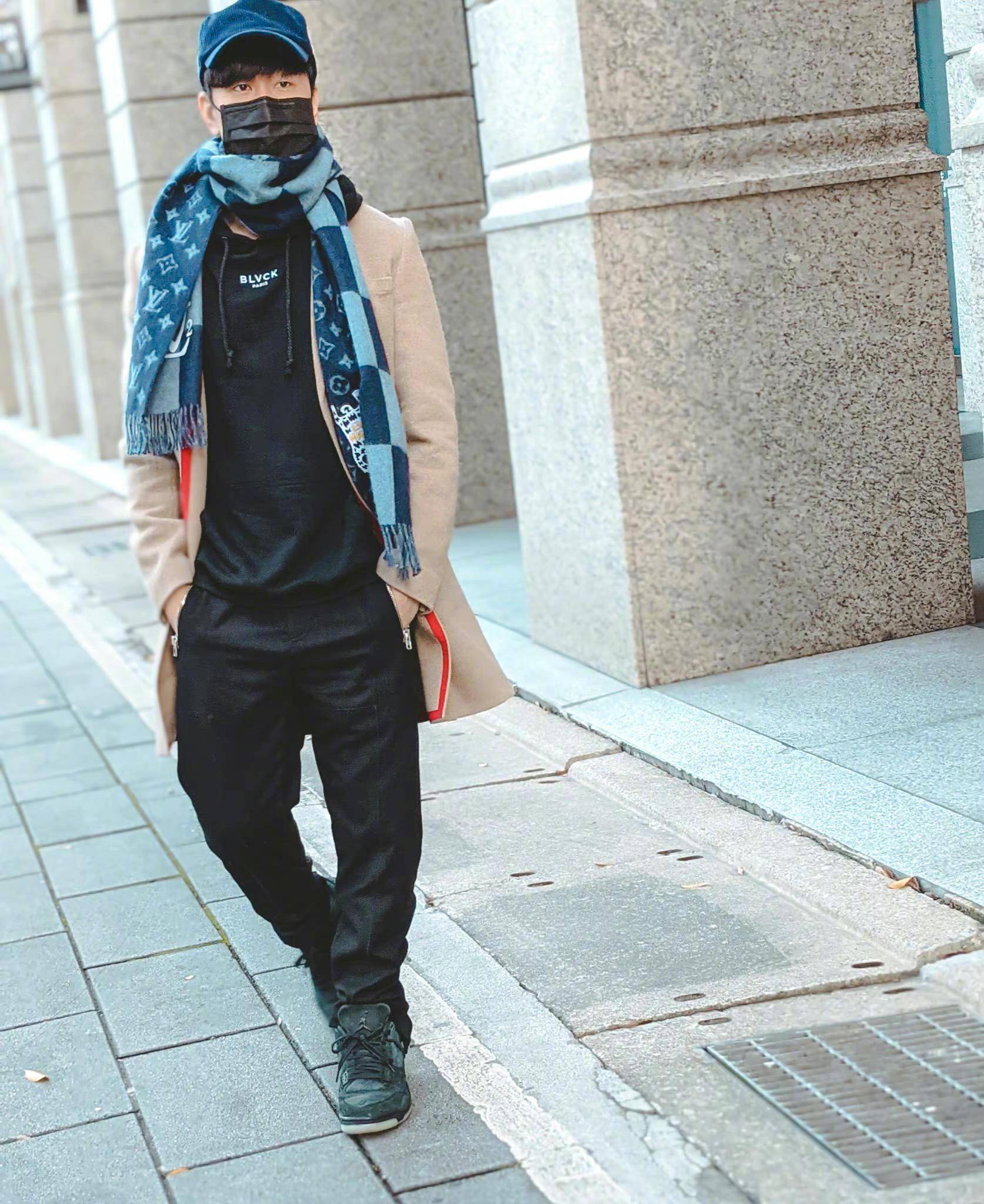 品牌|林俊杰久违晒动态，街拍造型休闲减龄，大牌围巾活力抢眼