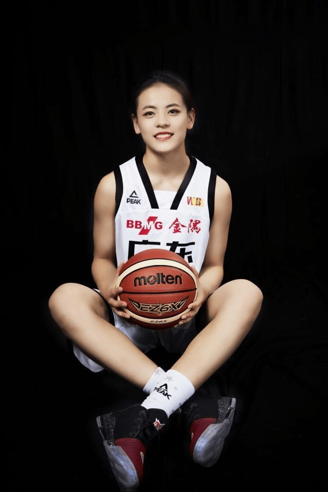 原创东京奥运会上的杨氏姐妹花,简直又帅又能打,这样国篮就该吹爆她