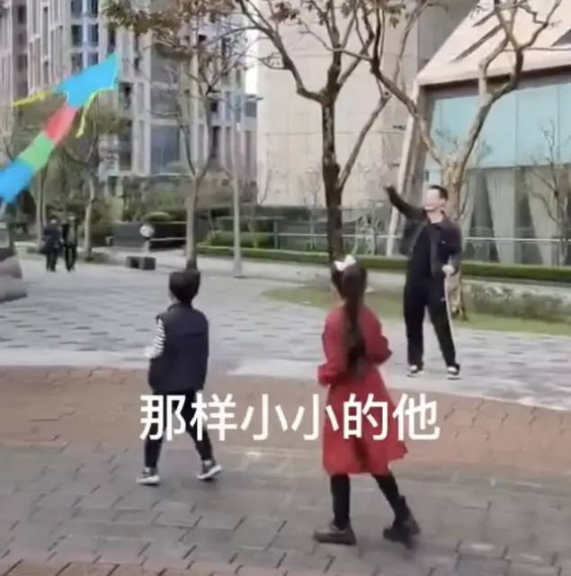 卫衣当|汪小菲不再独宠女儿！带儿子出门卫衣当围巾戴，4岁儿子太像大S