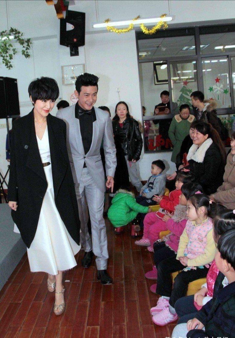 鲍蕾|陆毅鲍蕾合体亮相,十指相扣羡煞旁人,鲍蕾一袭白裙尽显优雅