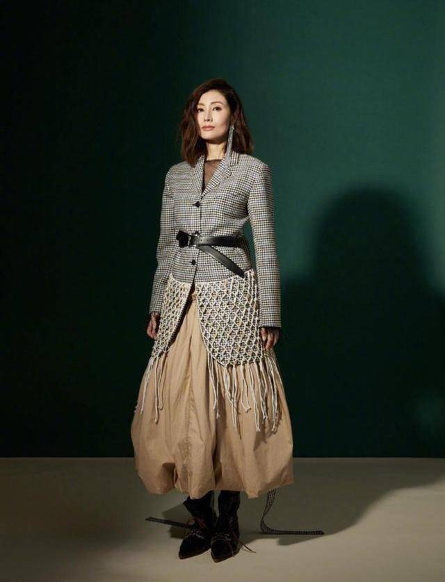 设计|50岁李嘉欣穿黑色连衣裙亮相，看不出还有平坦小腹，气质依旧完好