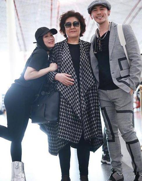 下半身|钟丽缇挽婆婆秀和谐,穿紧身裤曲线真美,婆婆虽发福却更显时髦