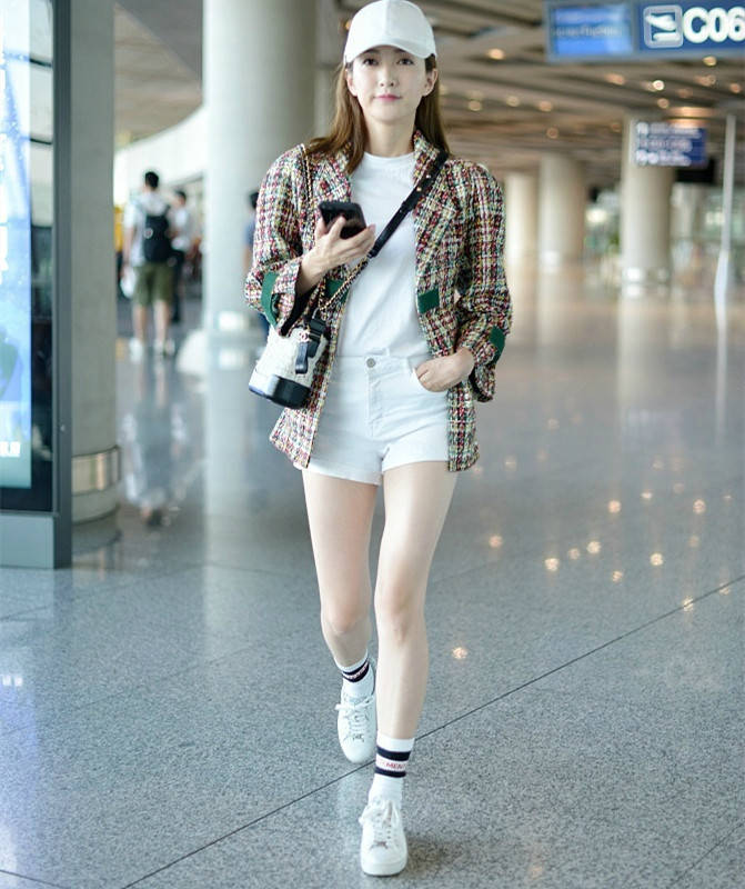 江疏影|江疏影难得放飞自己,明明没超模腿硬扮下衣失踪,凭冷白皮仍惊艳