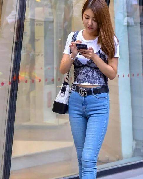 气息|时尚美女小姐姐，身穿搭紧身牛仔裤，果然塑形效果极佳！