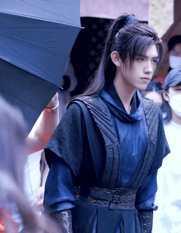 张凌赫|《吉星高照》路透被嘲，《皓衣行》被拉出来对比，服装造型很关键