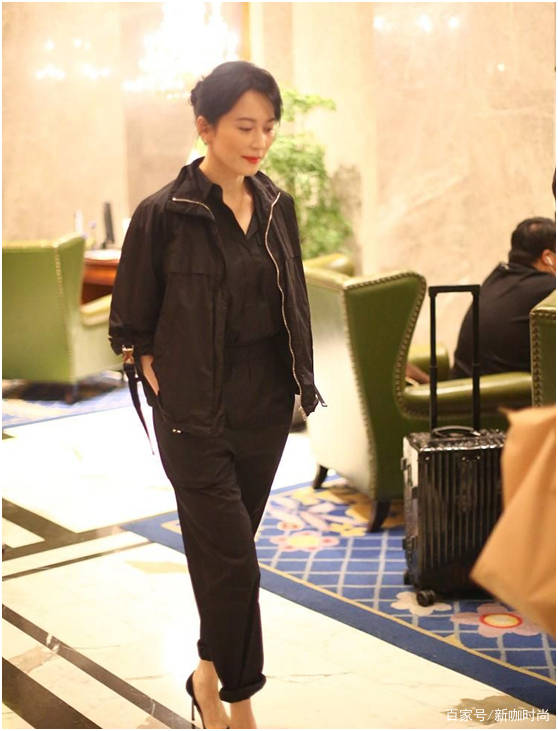 黑色|俞飞鸿美得高级，一袭简约黑装无惧素颜，根本不像49岁阿姨