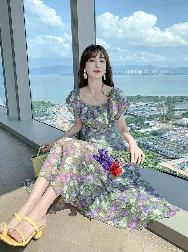 设计|浪漫温柔的碎花连衣裙，甜美荷叶边拼接，透着娇小可人的女人味！