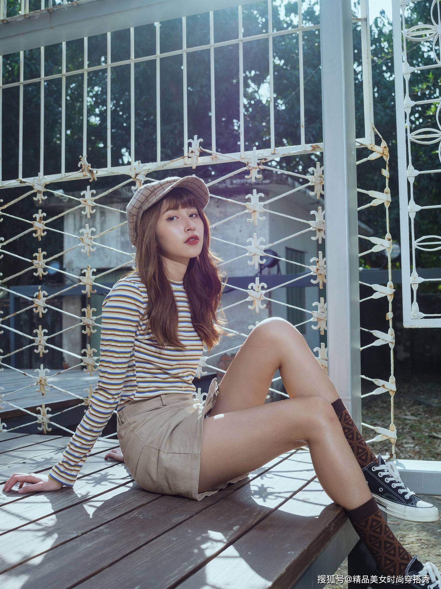 展现大|小个子女生夏天穿“条纹衫”，搭配高装袜，休闲又潮范十足