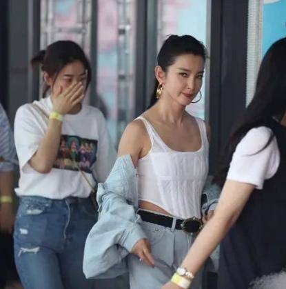 设计|47岁李冰冰真敢穿，直接套件“卫生巾”背心，同框赵丽颖耍时髦