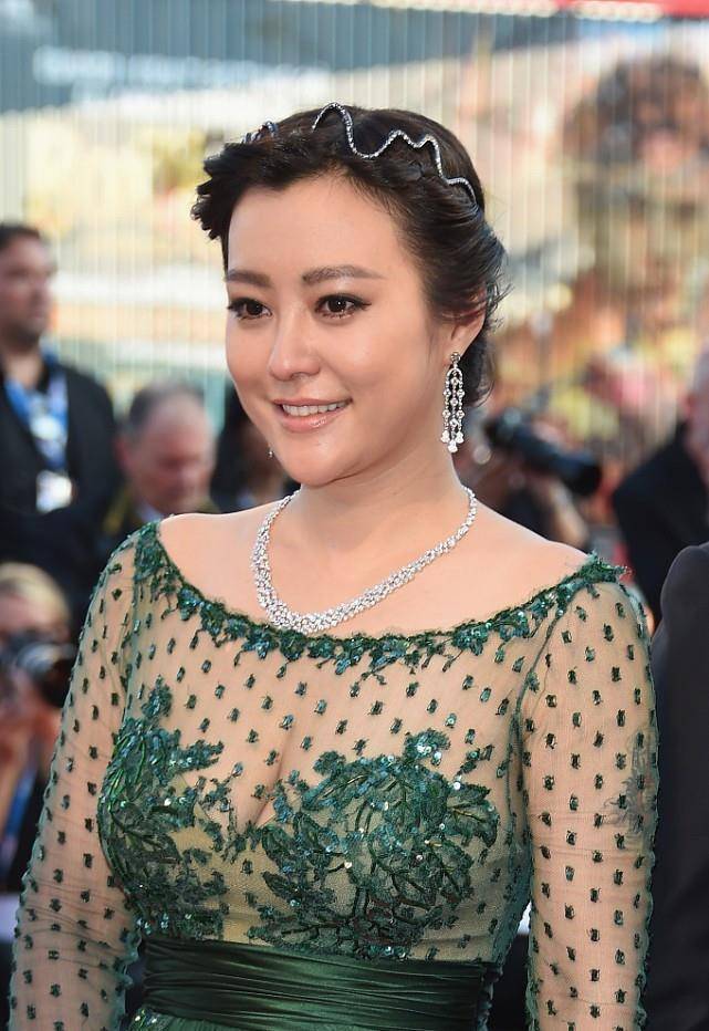 颜色|郝蕾的身材挺有内容，穿着紧身的网纱裙就要包不住了，越看越精彩