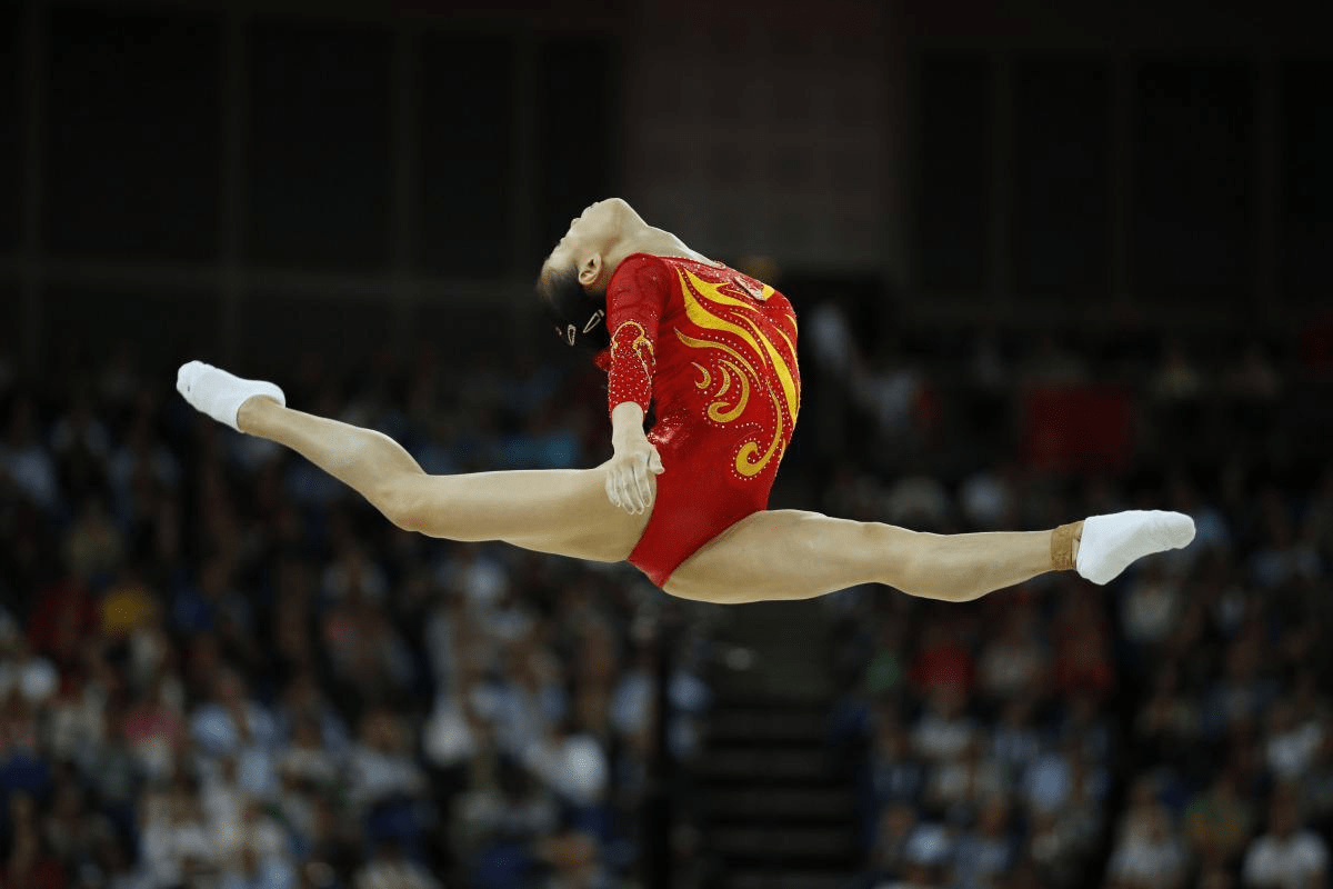 曾经被誉为“体操女王”的刘璇为中国队加油！穿牛仔裤劈叉，生娃后脸部圆润！