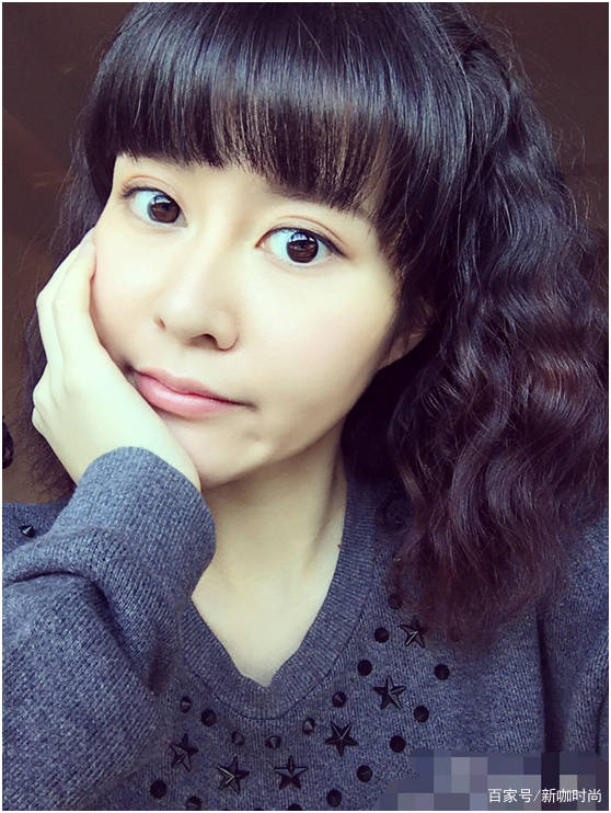 黄兆函|黄宏女儿长这样，穿一袭小黑裙气质优雅，窈窕身材挡不住