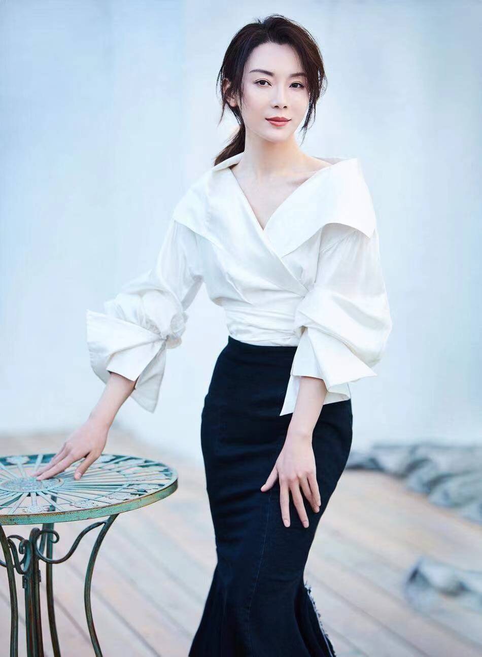 设计|陈数在国外真惊艳,黑色抹胸裙配手套美成优雅贵妇,真是太长脸了