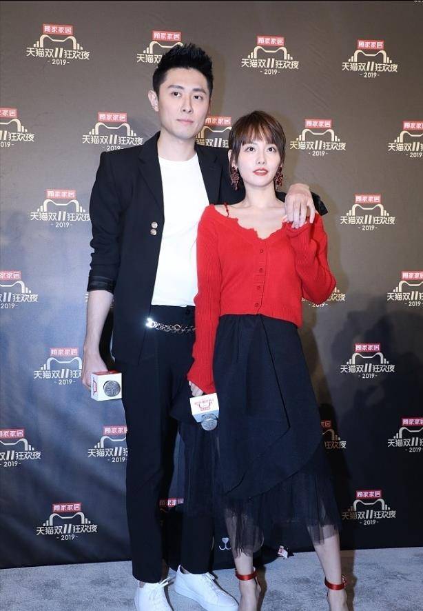 身材|张嘉倪的锁骨好精致，就是身材没啥女人味，吊带针织衫穿出优雅感