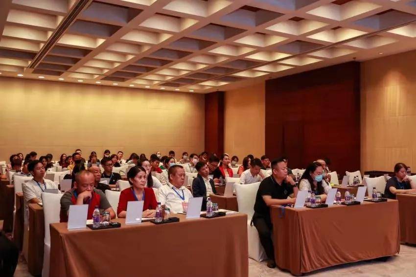 腾飞|洛娃集团应邀参加新华网主办的国潮优选品牌高峰论坛!
