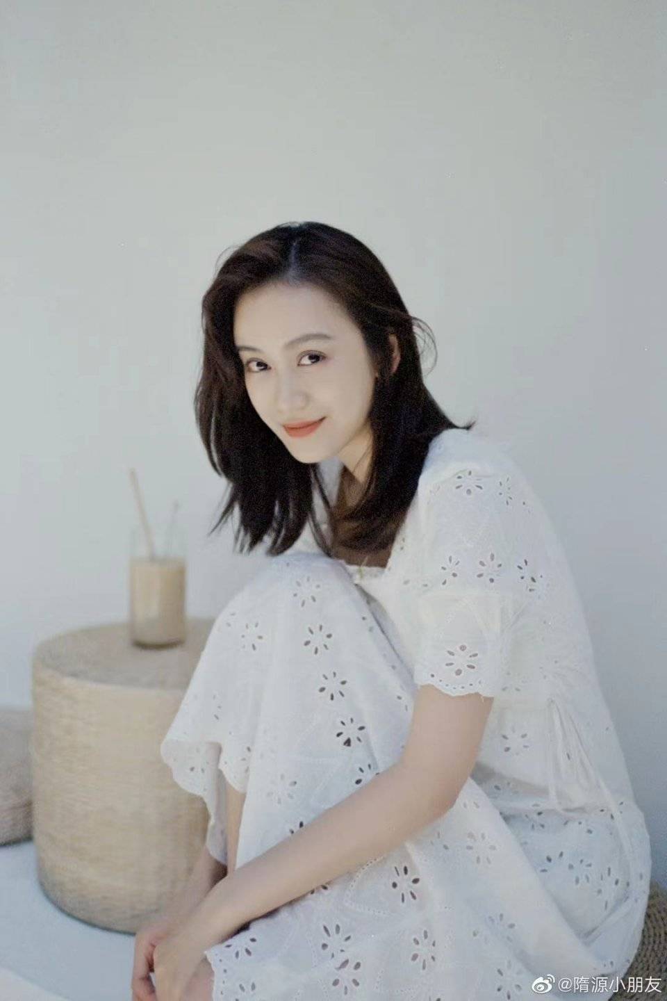 冯希的扮演者隋源出演电影《芳华》的卓玛出道,此次又出演冯导的电视