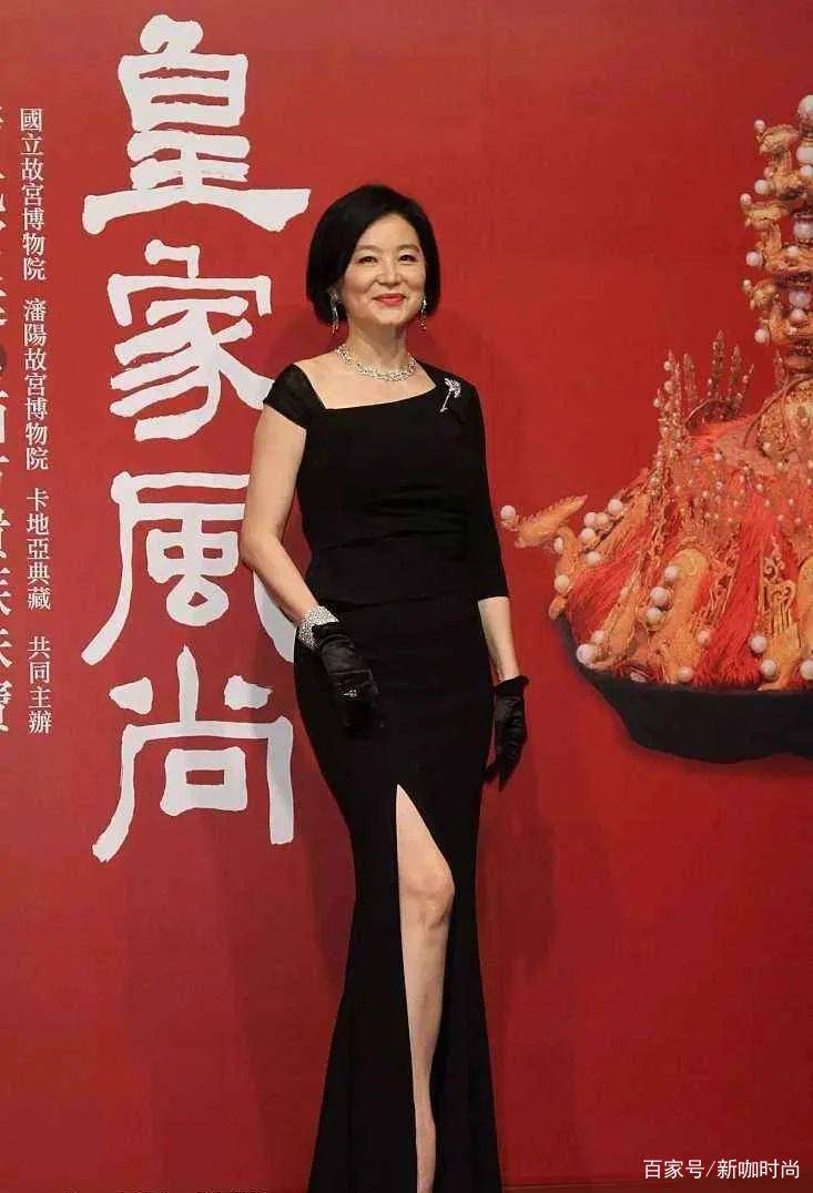 林青霞|林青霞年近古稀韵味犹存，穿垫肩小黑裙典雅端庄，女神范十足