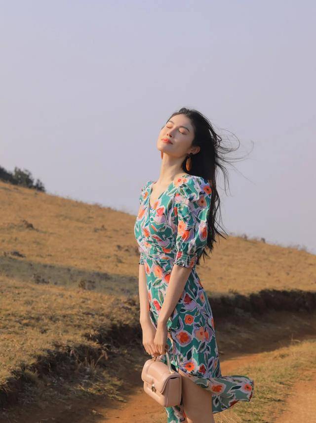 印花|印花裙，碎花裙，印花复古浪漫，很大气，穿上就变温柔小美女。