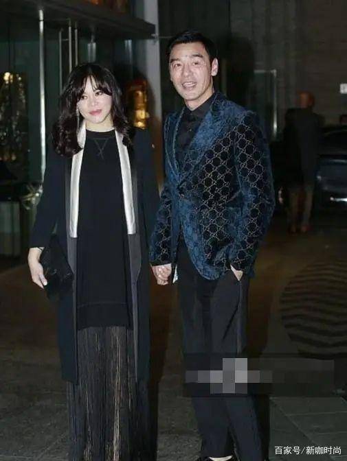 钟镇涛|钟镇涛年近古稀不显老，金色西装搭黑衬衫，与小12岁老婆似同龄人