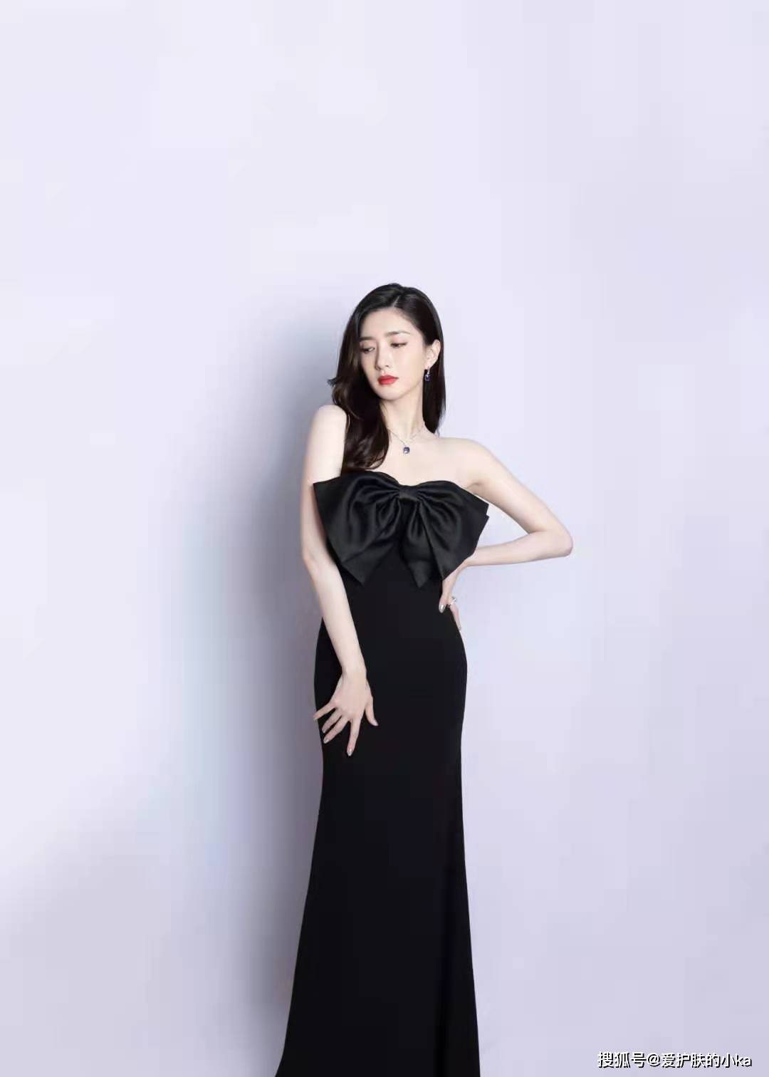 好身材|江疏影的冷白皮太让人羡慕了，穿什么都显眼，特别配上黑裙太抢镜