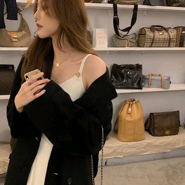 金色|赫本风的连衣裙性感中带一点小复古，搭配金色人像的胸针很有味道~