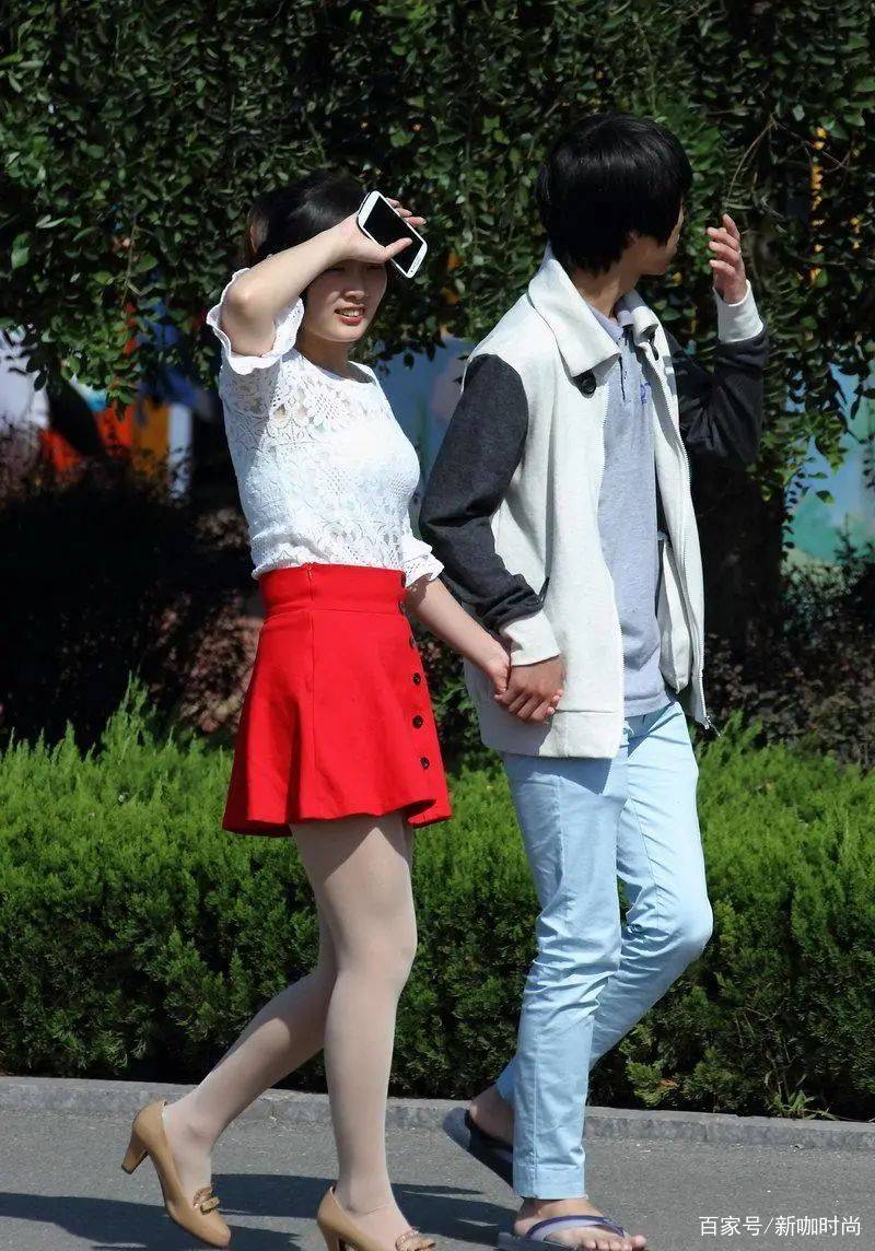 颜色|阿Sa新的一年又美了，晒红裙靓照优雅微撩，温柔女人味满分