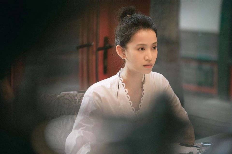 冯希的扮演者隋源出演电影《芳华》的卓玛出道,此次又出演冯导的电视