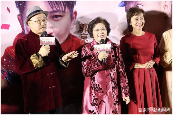 欧风型|徐峥妈妈罕见亮相为儿子助阵，一袭红装气场满满，比儿子还显年轻