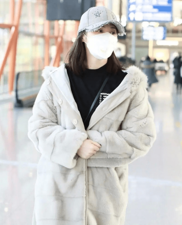 蓝色|陈建斌夫妇秀恩爱!蒋勤勤穿翻毛外套配牛仔裤,46岁嫩成36岁