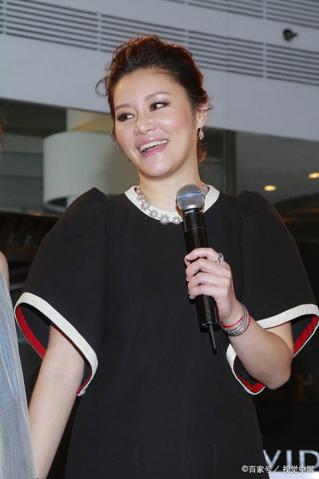 美人|钟镇涛小19岁娇妻近照，54岁气质高雅，美人不老反而更具韵味