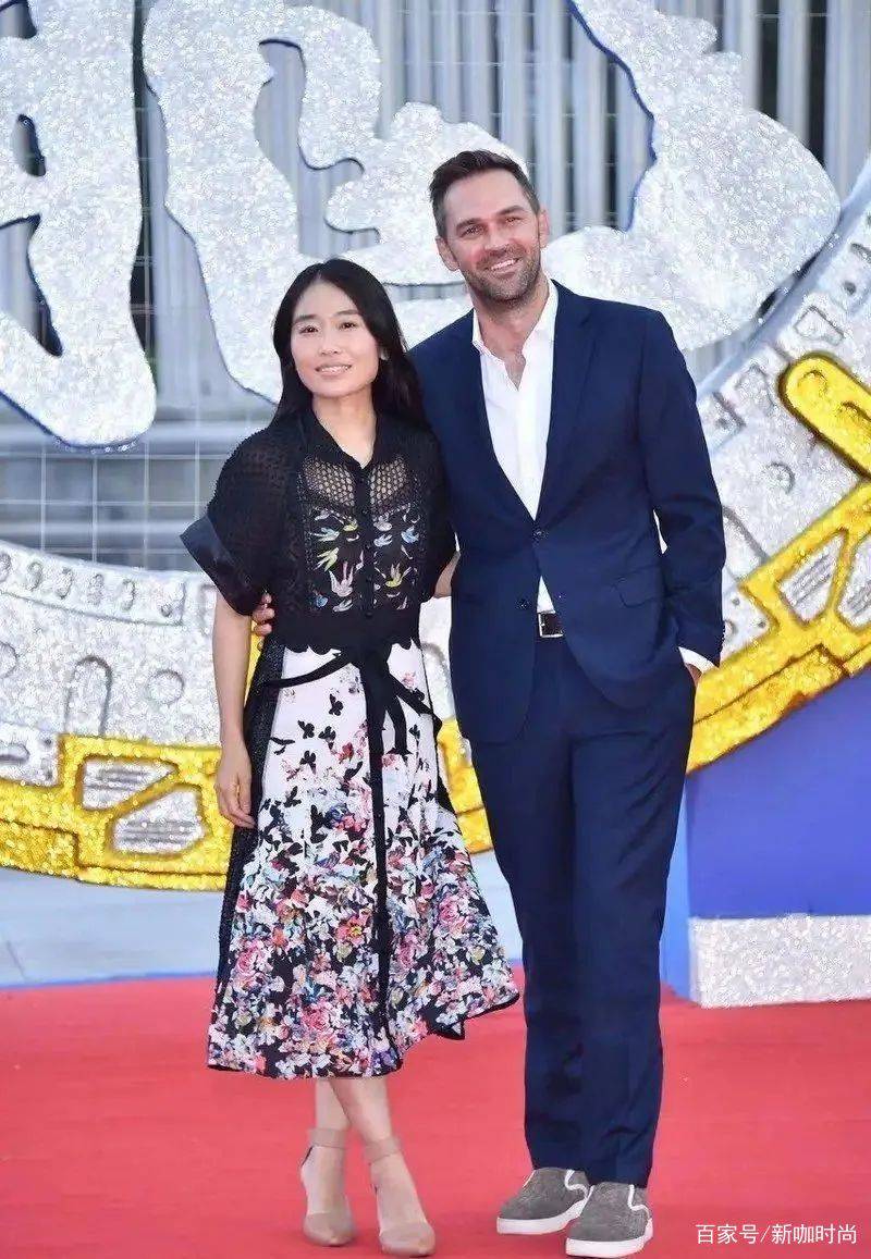 黑色|张艺谋大女儿长这样，穿黑白碎花裙优雅大气，身量娇小气质佳