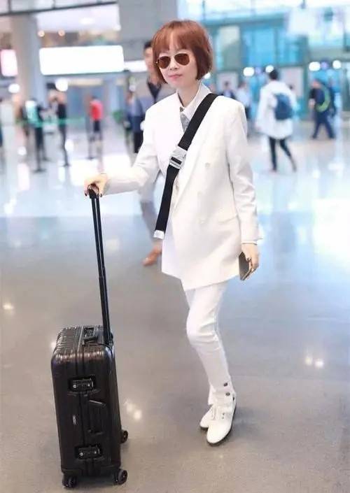 一身|鲁豫这纸片身材随便穿穿就很时尚,卡通T恤都能穿出高级感,服了