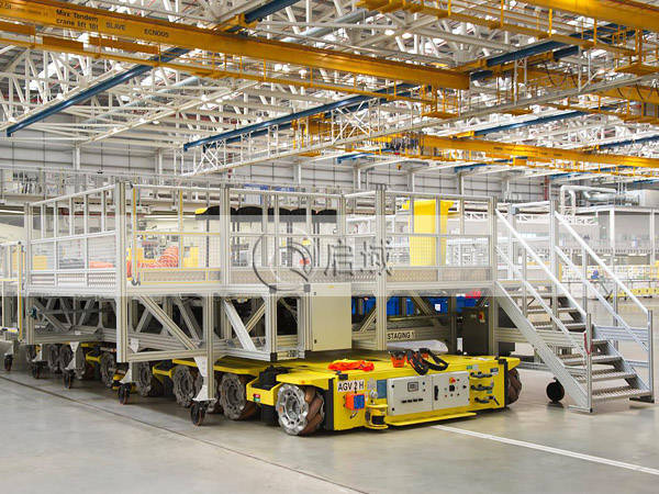 员工|铝型材过线梯在工厂中的应用实例