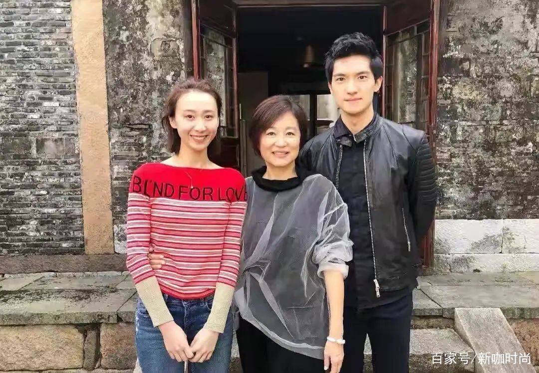 林青霞|林青霞年近古稀不显老，穿薄纱圆领衫气质优雅，同框倪妮似姐妹