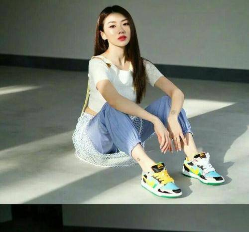 皮质|郑恺前女友程晓玥穿搭风格百变时尚减龄，名媛范十足