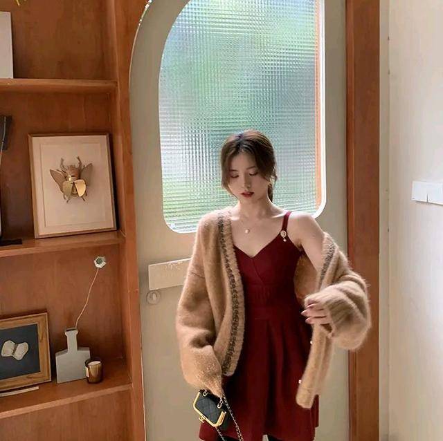 金色|赫本风的连衣裙性感中带一点小复古，搭配金色人像的胸针很有味道~