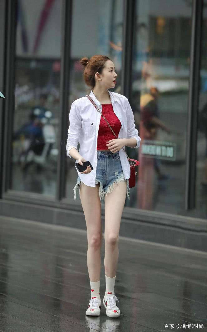 鱼尾|柳岩身材好就是敢穿，低胸上衣秀事业线，我却被“蜜桃臀”吸引了