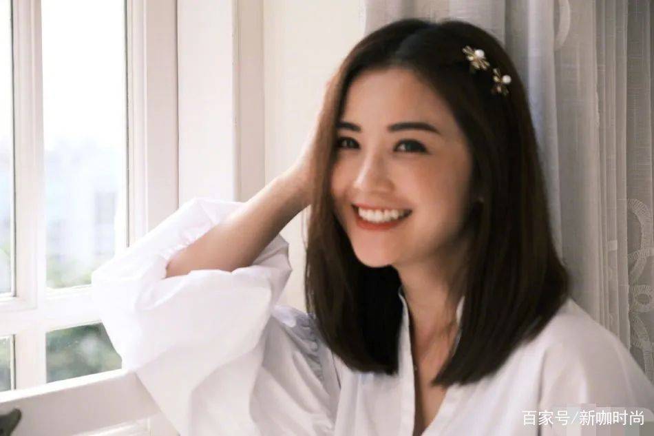 蔡卓妍|阿Sa真不会老？5张近距离摆拍，脸上却找不到一丝破绽