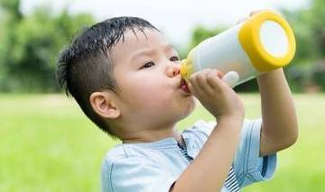 消化道|8种人不适宜喝牛奶，喝错牛奶等于喝毒药，需了解清楚