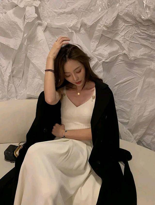 金色|赫本风的连衣裙性感中带一点小复古，搭配金色人像的胸针很有味道~