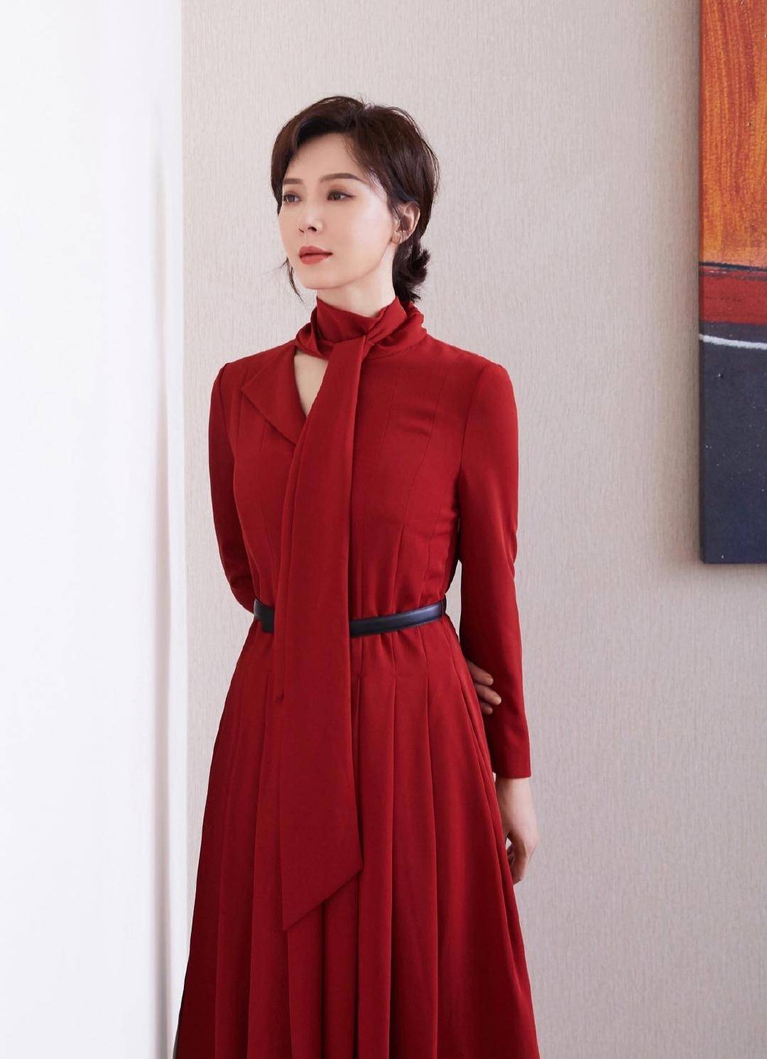 设计|陈数在国外真惊艳,黑色抹胸裙配手套美成优雅贵妇,真是太长脸了